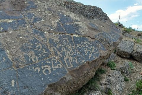 سنگ‌نوشته‌ها در هزارستان/ کشف سنگ‌نوشته‌ای به خط بِراهمی در بهسود