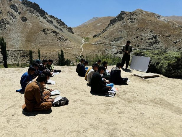 بحران آموزشی در بهسود؛ مکاتب بدون ساختمان، معلمان بدون تخصص